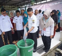 Wali Kota Pontianak Edi Rusdi Kamtono memasukkan benih ikan lele ke dalam ember. Wali Kota Pontianak Edi Rusdi Kamtono memasukkan benih ikan lele ke dalam ember.