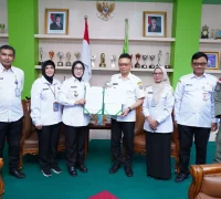 Wali Kota Pontianak Edi Rusdi Kamtono bersama Ketua BNN Kota Pontianak Anida Sari memperlihatkan nota kesepahaman Sinergi Program P4GN yang telah ditandatangani. Wali Kota Pontianak Edi Rusdi Kamtono bersama Ketua BNN Kota Pontianak Anida Sari memperlihatkan nota kesepahaman Sinergi Program P4GN yang telah ditandatangani.