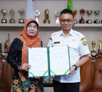 Wali Kota Pontianak Edi Rusdi Kamtono dan Rektor Universitas OSO Yarlina Yacoub memperlihatkan naskah MoU kerja sama kedua belah pihak. Wali Kota Pontianak Edi Rusdi Kamtono dan Rektor Universitas OSO Yarlina Yacoub memperlihatkan naskah MoU kerja sama kedua belah pihak.