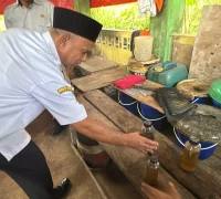 DLH Pontianak olah sampah plastik kresek menjadi minyak bakar alternatif Kepala DLH Pontianak Syarif Usmulyono menunjukkan hasil olahan sampah plastik jadi bahan bakar