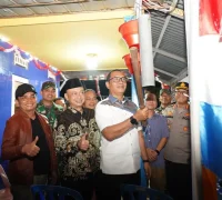 Pos Siskamling Pontianak Sekretaris Utama Badan Nasional Pengelola Perbatasan Makhruzi Rahman memukul kentungan di Pos Siskamling saat peninjauan sejumlah titik di Pontianak.