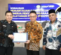 Wali Kota Pontianak Edi Rusdi Kamtono menerima penghargaan pelayanan publik kategori Sangat Baik dari Kementerian PANRB Wali Kota Pontianak Edi Rusdi Kamtono menerima penghargaan pelayanan publik kategori Sangat Baik dari Kementerian PANRB.