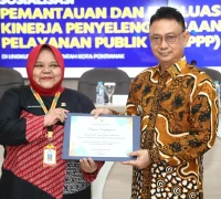 Wali Kota Pontianak Edi Rusdi Kamtono menyerahkan piagam penghargaan kepada Direktur RSUD SSMA Kota Pontianak Eva Nurfarihah Wali Kota Pontianak Edi Rusdi Kamtono menyerahkan piagam penghargaan kepada Direktur RSUD SSMA Kota Pontianak Eva Nurfarihah.