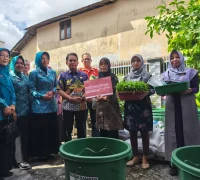 Wakil Wali Kota Pontianak Bahasan menyerahkan secara simbolis bantuan paket Budidaya Ikan dalam Ember kepada perwakilan Posyandu. Wakil Wali Kota Pontianak Bahasan menyerahkan secara simbolis bantuan paket Budidaya Ikan dalam Ember kepada perwakilan Posyandu.