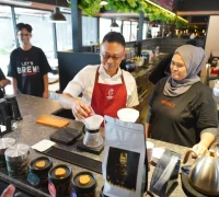 Momen Wali Kota Pontianak Edi Rusdi Kamtono meracik kopi saat meresmikan Anomali Coffee.