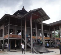 Masjid Kayu As Syukur Tampak depan Masjid Kayu As Syukur dengan arsitektur rumah panggung khas Melayu