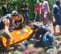 Petugas kepolisian mengevakuasi jenazah pria korban luka tembak di Sungai Ambawang Petugas kepolisian mengevakuasi jenazah pria korban luka tembak di Sungai Ambawang