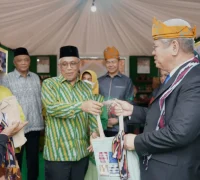 Stand Kota Pontianak pada MTQ XXXIII Kalbar Sekretaris Daerah Kota Pontianak Amirullah menyerahkan cenderamata kepada Sekretaris Daerah Provinsi Kalbar Harisson saat berkunjung ke Stand Pontianak di Pameran MTQ XXXIII Kalbar.
