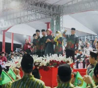 Wali Kota Pontianak Edi Rusdi Kamtono melambaikan tangan kepada Kafilah Kota Pontianak saat parade pembukaan MTQ XXXIII Tingkat Provinsi Kalbar. Wali Kota Pontianak Edi Rusdi Kamtono melambaikan tangan kepada Kafilah Kota Pontianak saat parade pembukaan MTQ XXXIII Tingkat Provinsi Kalbar.