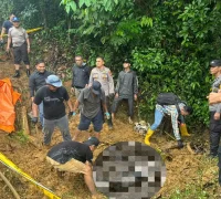 Petugas Polres Singkawang mengevakuasi dua jenazah dari kebun alpukat Petugas Polres Singkawang mengevakuasi dua jenazah dari kebun alpukat