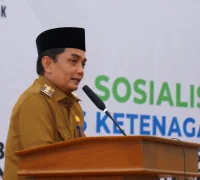Wakil Wali Kota Pontianak Bahasan memberikan sambutan saat membuka sosialisasi BPJS Ketenagakerjaan bagi pengurus yayasan pendidikan dan kepala sekolah swasta se-Kota Pontianak. Wakil Wali Kota Pontianak Bahasan memberikan sambutan saat membuka sosialisasi BPJS Ketenagakerjaan bagi pengurus yayasan pendidikan dan kepala sekolah swasta se-Kota Pontianak.