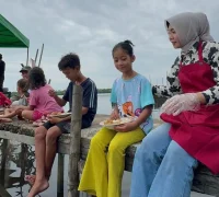 Rita Hastarita memimpin kegiatan Tenda Makan Gratis di Kabupaten Kubu Raya Rita Hastarita memimpin kegiatan Tenda Makan Gratis di Kabupaten Kubu Raya