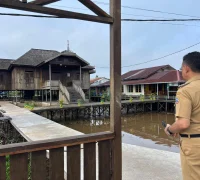 Wali Kota Pontianak Edi Rusdi Kamtono meninjau lokasi Rumah Budaya Kampung Caping. Wali Kota Pontianak Edi Rusdi Kamtono meninjau lokasi Rumah Budaya Kampung Caping.