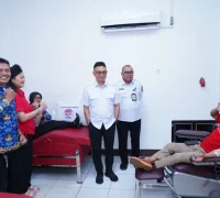 Wali Kota Pontianak Edi Rusdi Kamtono saat melihat pada pendonor yang tengah menjalani proses pengambilan darah. Wali Kota Pontianak Edi Rusdi Kamtono saat melihat pada pendonor yang tengah menjalani proses pengambilan darah.