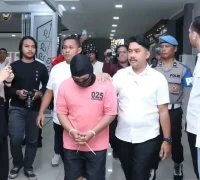 Tersangka penyusup aksi massa saat diamankan polisi Tersangka penyusup aksi massa saat diamankan polisi