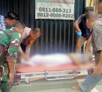 Tim INAFIS mengevakuasi jenazah lansia di depan Pelabuhan Pontianak Tim INAFIS mengevakuasi jenazah lansia di depan Pelabuhan Pontianak