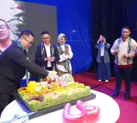 HUT ke-66 IAI Ketua Ikatan Arsitek Indonesia (IAI) Georgius Budi Yulianto memotong tumpeng saat syukuran HUT ke-66 IAI.