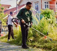 Aksi gotong royong warga yang membersihkan lingkungan beberapa waktu lalu. Aksi gotong royong warga yang membersihkan lingkungan beberapa waktu lalu.