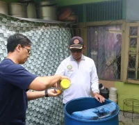 Dinas Kesehatan Kota Pontianak menggelar gerakan bersama Pemberantasan Sarang Nyamuk (PSN) di kawasan permukiman warga. Dinas Kesehatan Kota Pontianak menggelar gerakan bersama Pemberantasan Sarang Nyamuk (PSN) di kawasan permukiman warga.