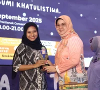 Ika Mella (kiri) menerima penghargaan pemustaka dengan durasi membaca terlama se-Kota Pontianak dalam rangka Bulan Gemar Membaca. Ika Mella (kiri) menerima penghargaan pemustaka dengan durasi membaca terlama se-Kota Pontianak dalam rangka Bulan Gemar Membaca.