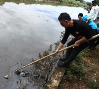 Wali Kota Pontianak Edi Rusdi Kamtono membersihkan parit bersama anggota KNPI Kota Pontianak. Wali Kota Pontianak Edi Rusdi Kamtono membersihkan parit bersama anggota KNPI Kota Pontianak.