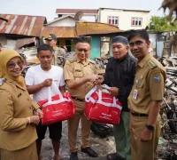 Wali Kota Pontianak Edi Rusdi Kamtono menyerahkan bantuan kepada korban kebakaran di Gang Su’ada Kelurahan Banjar Serasan Kecamatan Pontianak Timur. Wali Kota Pontianak Edi Rusdi Kamtono menyerahkan bantuan kepada korban kebakaran di Gang Su'ada Kelurahan Banjar Serasan Kecamatan Pontianak Timur.