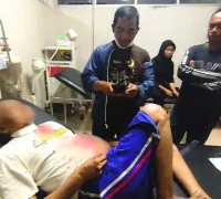 Korban pembacokan di Pal Sembilan Kubu Raya saat mendapatkan perawatan medis Korban pembacokan di Pal Sembilan Kubu Raya saat mendapatkan perawatan medis