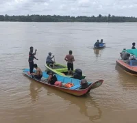 Tim SAR lakukan pencarian pria Indonesia yang jatuh ke sungai di Sibu Tim SAR lakukan pencarian pria Indonesia yang jatuh ke sungai di Sibu