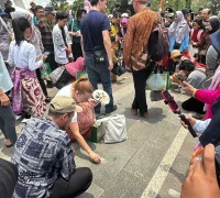 Para wisatawan asal Jerman tengah mencoba mendirikan telur di kawasan Tugu Khatulistiwa saat Kulminasi Matahari. Para wisatawan asal Jerman tengah mencoba mendirikan telur di kawasan Tugu Khatulistiwa saat Kulminasi Matahari.