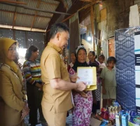 Wali Kota Pontianak Edi Rusdi Kamtono, Norma warga penerima bedah rumah Wali Kota Pontianak Edi Rusdi Kamtono menyerahkan dokumen kependudukan kepada Norma, warga penerima bantuan bedah rumah.