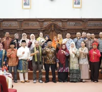 Seluruh anggota Aliansi Program Doktor Manajemen Indonesia (APDMI) berfoto bersama jajaran Pemkot Pontianak. Seluruh anggota Aliansi Program Doktor Manajemen Indonesia (APDMI) berfoto bersama jajaran Pemkot Pontianak.