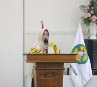 Ketua GOW Pontianak Norhasanah saat menyampaikan pentingnya public speaking bagi perempuan dalam workshop kepemimpinan Ketua GOW Pontianak Norhasanah saat menyampaikan pentingnya public speaking bagi perempuan dalam workshop kepemimpinan