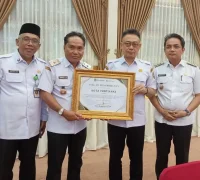 Kepala Dinas Tenaga Kerja Kota Pontianak, Ismail menyerahkan piagam Paritrana Award BPJS Ketenagakerjaan yang diterimanya kepada Wali Kota Pontianak Edi Rusdi Kamtono. Kepala Dinas Tenaga Kerja Kota Pontianak, Ismail menyerahkan piagam Paritrana Award BPJS Ketenagakerjaan yang diterimanya kepada Wali Kota Pontianak Edi Rusdi Kamtono.