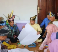 Bahasan bersama perajin Kampung Tanjak Pontianak dalam pelatihan seni tanjak Bahasan bersama perajin Kampung Tanjak Pontianak dalam pelatihan seni tanjak