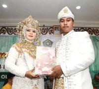 Nurul Samsih dan Susilawati, satu di antara tiga pasangan yang melangsungkan pernikahan di Mal Pelayanan Publik. Nurul Samsih dan Susilawati, satu di antara tiga pasangan yang melangsungkan pernikahan di Mal Pelayanan Publik.