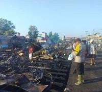 uing-puing rumah warga hangus terbakar di Desa Padang Tikar Dua, Batu Ampar uing-puing rumah warga hangus terbakar di Desa Padang Tikar Dua, Batu Ampar