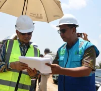 Wali Kota Pontianak Edi Rusdi Kamtono meninjau progres pembangunan Intake dan IPA PDAM di Pontianak Barat.