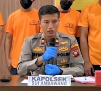 Kapolsek Sungai Ambawang IPTU Reyden Fidel Armada memberikan keterangan pers terkait kasus pencurian dump truck di Kubu Raya. Kapolsek Sungai Ambawang IPTU Reyden Fidel Armada memberikan keterangan pers terkait kasus pencurian dump truck di Kubu Raya.