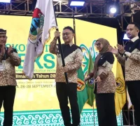 Wali Kota Pontianak Edi Rusdi Kamtono menerima bendera pataka setelah dikukuhkan sebagai Ketua Komwil V APEKSI Regional Kalimantan 2025-2028. Wali Kota Pontianak Edi Rusdi Kamtono menerima bendera pataka setelah dikukuhkan sebagai Ketua Komwil V APEKSI Regional Kalimantan 2025-2028.
