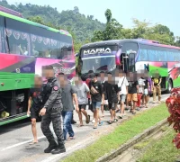 Petugas imigrasi Malaysia bersama KJRI Kuching memulangkan 201 WNI melalui perbatasan Entikong Petugas imigrasi Malaysia bersama KJRI Kuching memulangkan 201 WNI melalui perbatasan Entikong