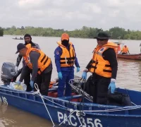 Polisi Sarawak mengevakuasi jenazah korban kapal tenggelam di Sungai Krian, Saratok Polisi Sarawak mengevakuasi jenazah korban kapal tenggelam di Sungai Krian, Saratok