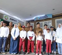 Wakil Wali Kota Pontianak foto bersama siswa Sekolah Rakyat Wakil Wali Kota Pontianak foto bersama siswa Sekolah Rakyat.