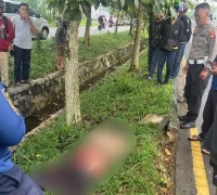 Petugas kepolisian melakukan evakuasi korban kecelakaan tunggal di depan Vihara Vimalakirti Kubu Raya Petugas kepolisian melakukan evakuasi korban kecelakaan tunggal di depan Vihara Vimalakirti Kubu Raya