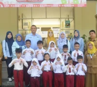 Penyerahan KIA oleh Disdukcapil Pontianak bersama Kejati dan Kejari kepada siswa SDN 15 Pontianak Selatan Penyerahan KIA oleh Disdukcapil Pontianak bersama Kejati dan Kejari kepada siswa SDN 15 Pontianak Selatan