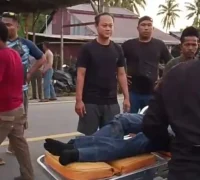 warga evakuasi korban kecelakaan maut di Sungai Pinyuh warga evakuasi korban kecelakaan maut di Sungai Pinyuh