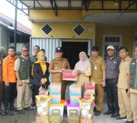 Wakil Wali Kota Pontianak Bahasan menyerahkan bantuan kepada petani terdampak puting beliung Wakil Wali Kota Pontianak Bahasan menyerahkan bantuan kepada petani terdampak puting beliung