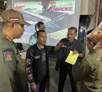 WhatsApp Image 2025-10-02 at 07.16.41 Anggota Satpol PP Kota Pontianak menyampaikan imbauan kepada pemilik kafe dan warung kopi terkait aturan kebisingan.