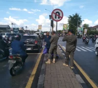 WhatsApp Image 2025-10-02 at 16.00.31 Petugas Satpol PP Kota Pontianak menertibkan pengemis yang meminta-minta di persimpangan lampu merah.