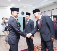 ⁠Wali Kota Pontianak Edi Rusdi Kamtono memberikan ucapan selamat kepada jajaran Dewan Pengawas PDAM Tirta Khatulistiwa yang baru dilantik.