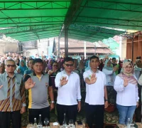 Masyarakat Pontianak Timur mengikuti kegiatan Launching Kelurahan Siaga TB dan Gerakan PSN Bersama untuk cegah TB dan DBD.